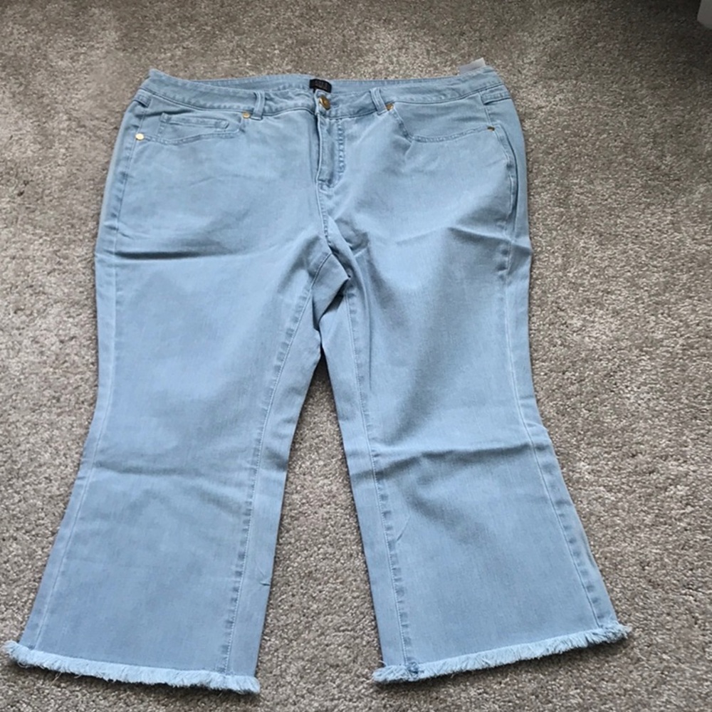 NWOT G.I.L.I. cotton denim capri pants with frayed hemline - sz: 18wp